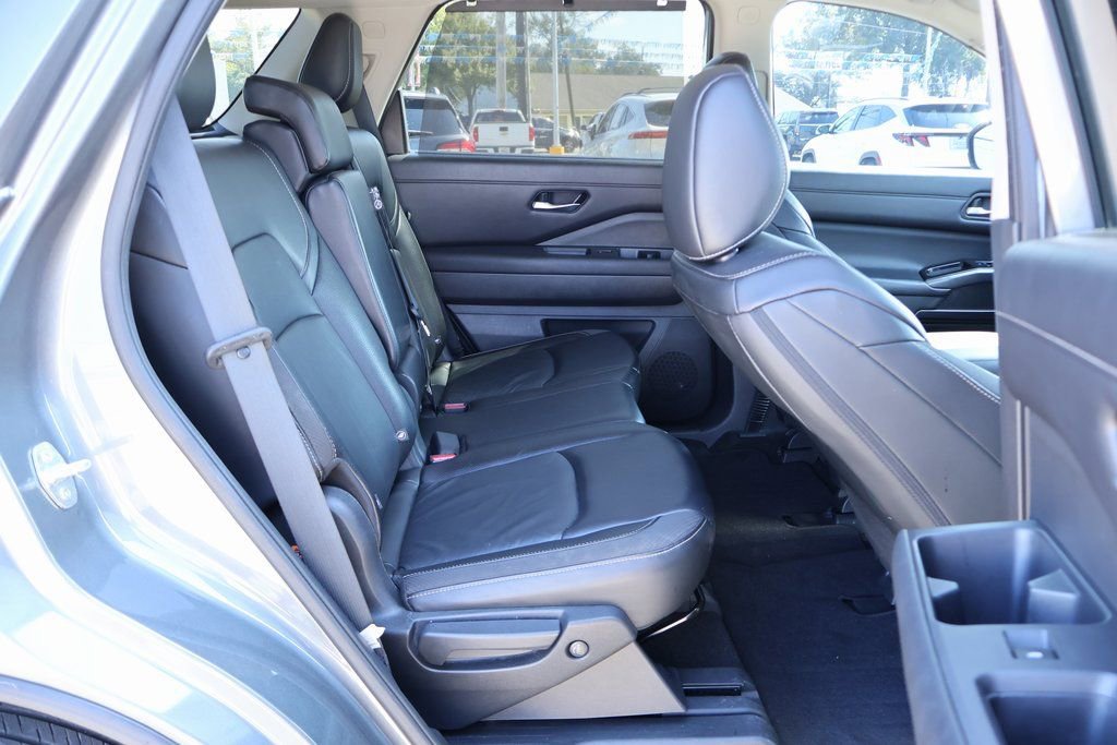 Used 2023 Nissan Pathfinder SL image 10