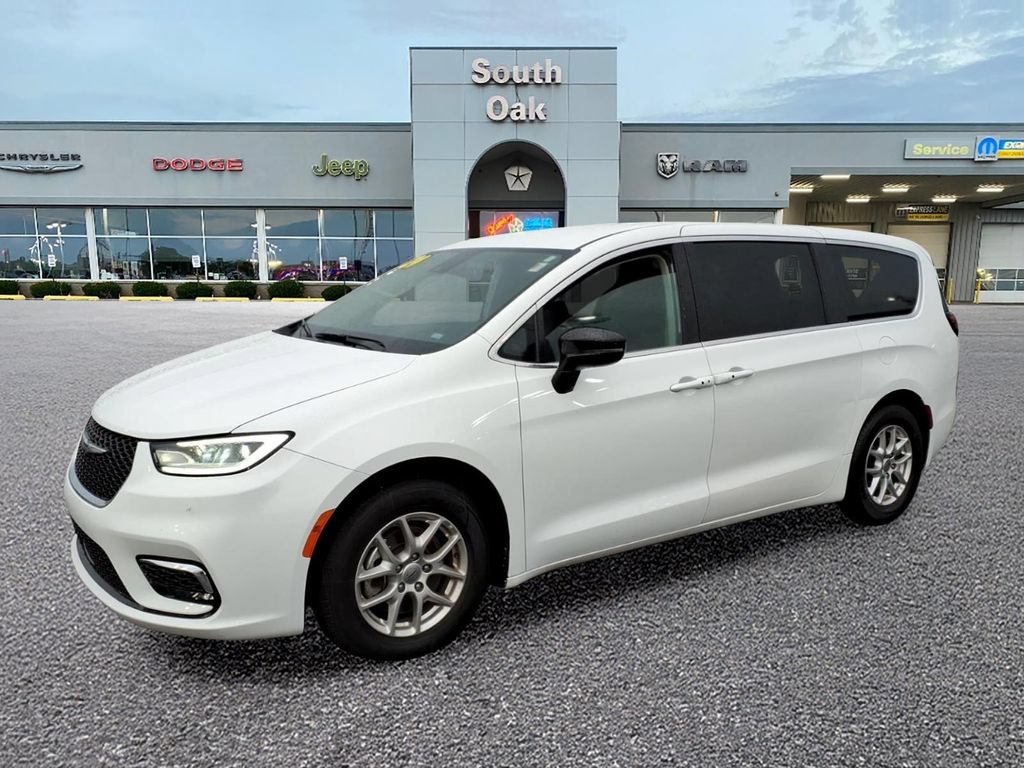 Used 2024 Chrysler Pacifica Touring-L FWD image 4