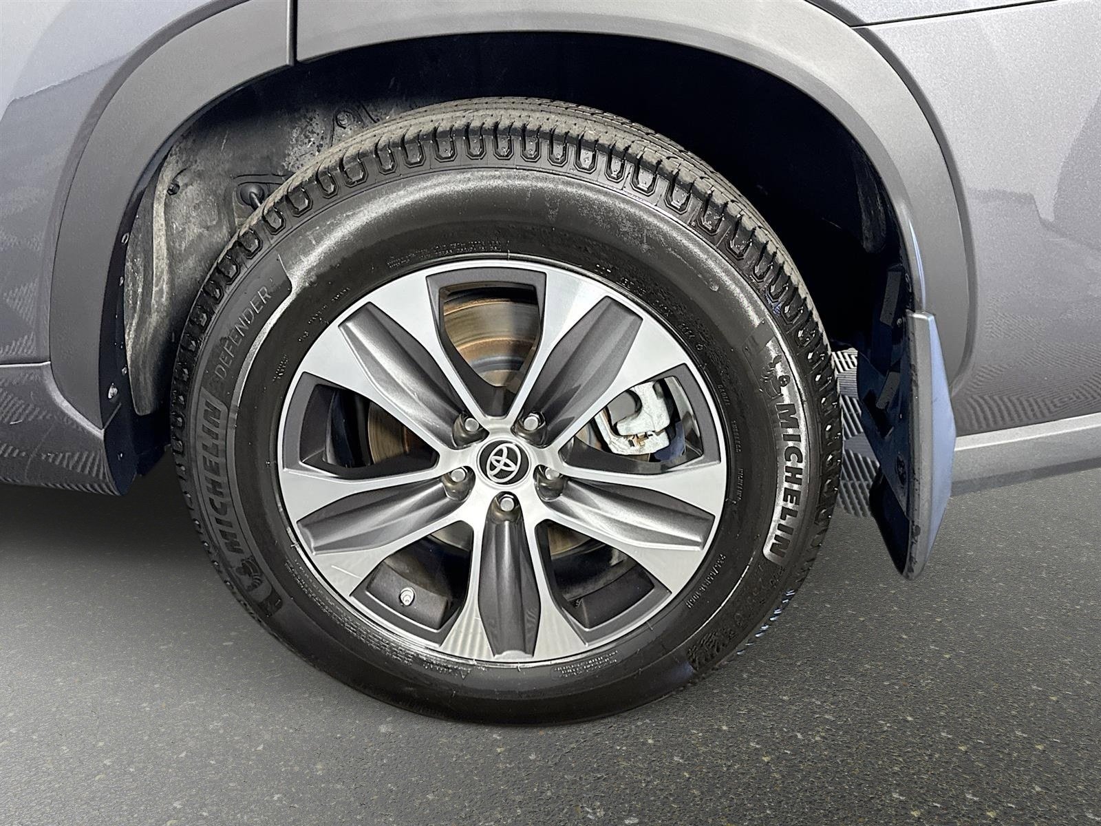 Used 2020 Toyota Highlander XLE image 31