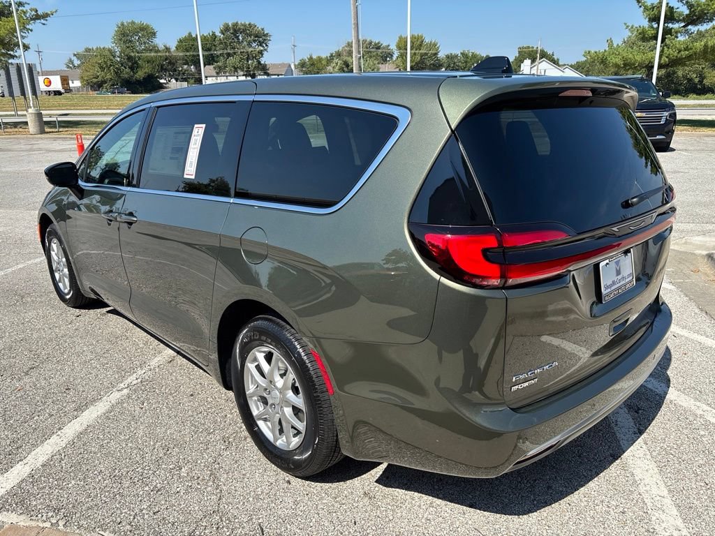 New 2027 Chrysler Pacifica Select FWD image 10