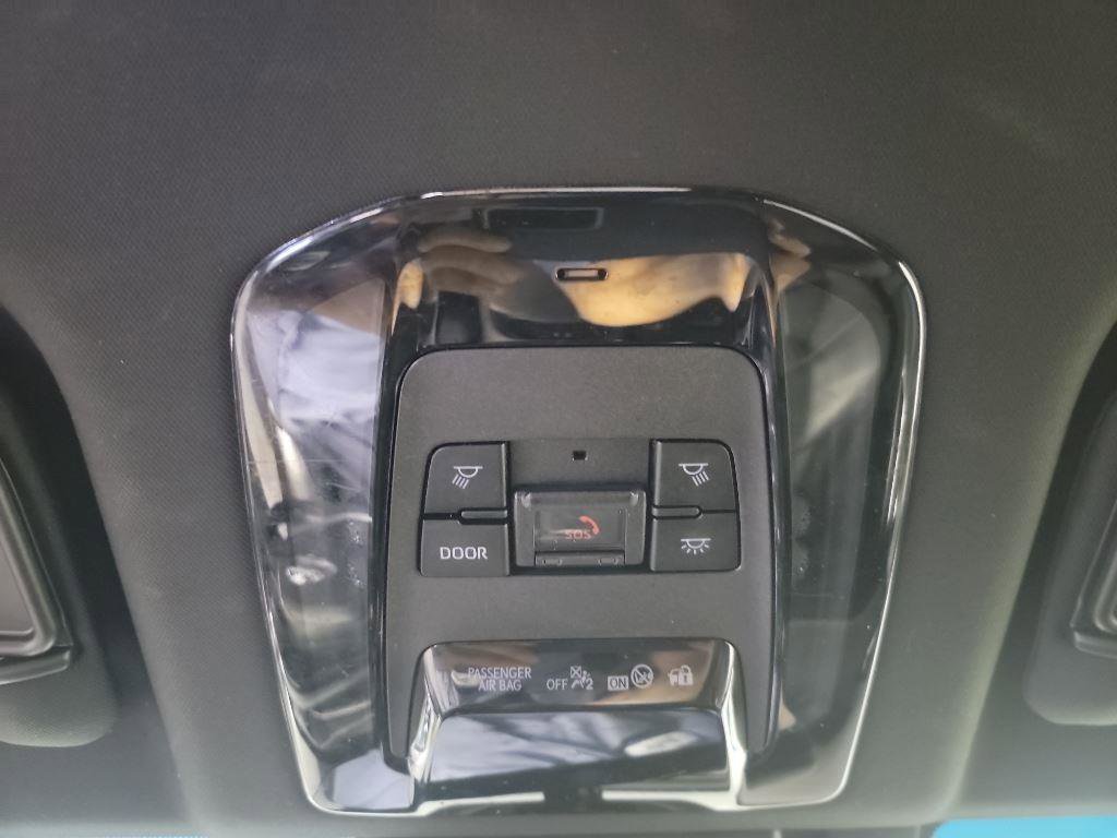 Used 2021 Toyota Venza Limited image 22