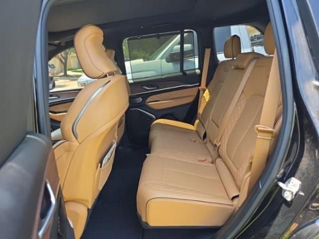 Used 2022 Jeep Grand Cherokee Summit w/ Advanced Protech Group IV AWD/4WD image 4