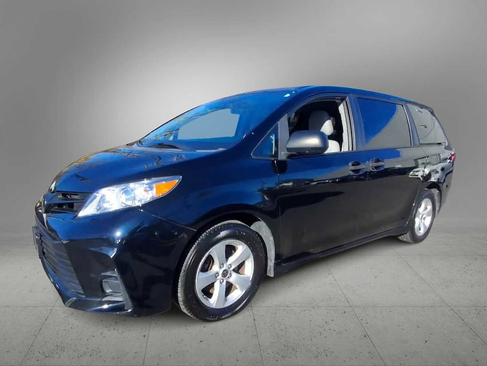 Used 2020 Toyota Sienna L image 4