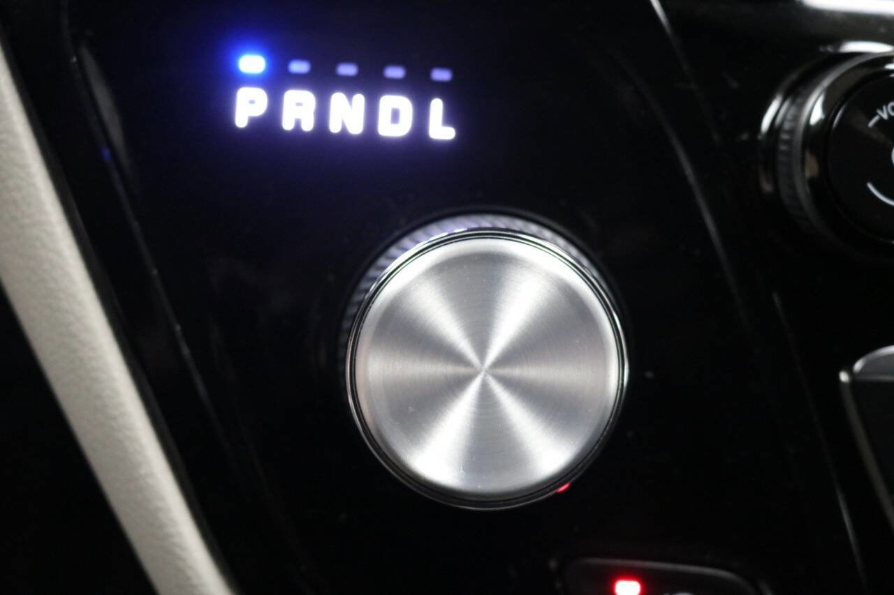 Used 2023 Chrysler Pacifica Touring-L image 48