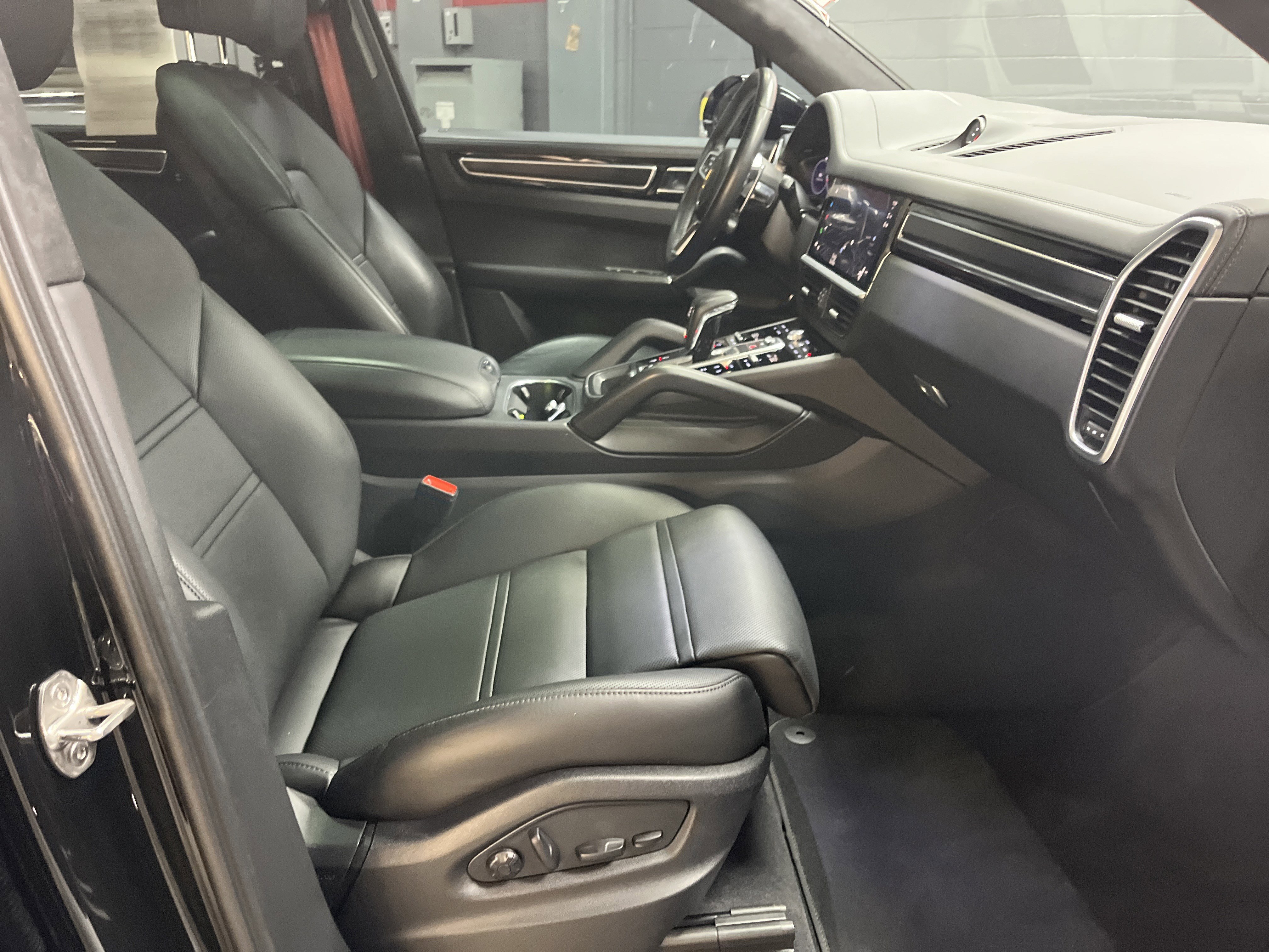 Used 2023 Porsche Cayenne GTS image 33