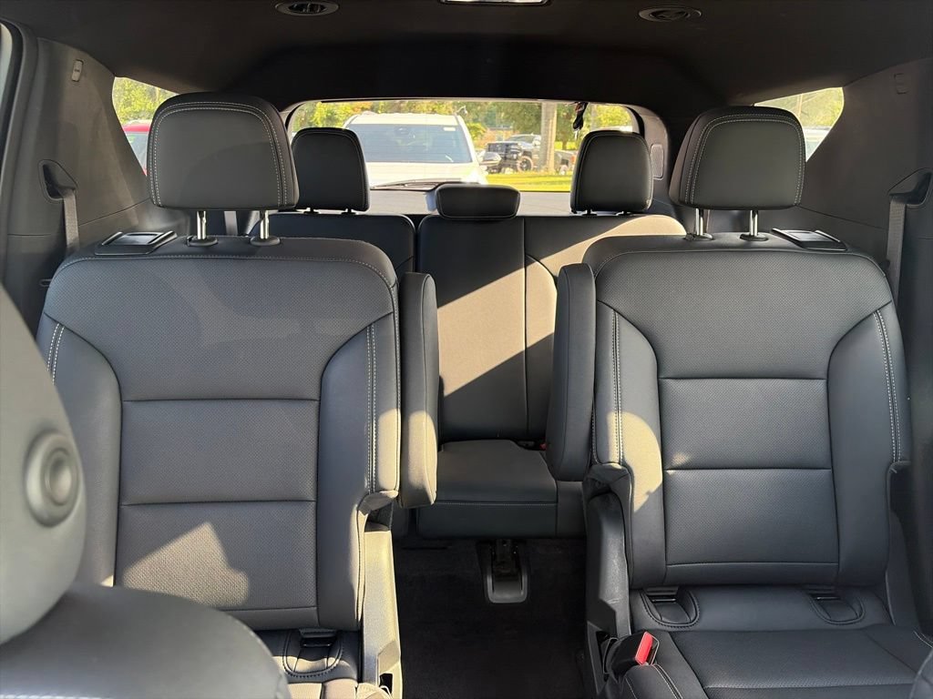 Used 2025 Chevrolet Traverse LT FWD image 12