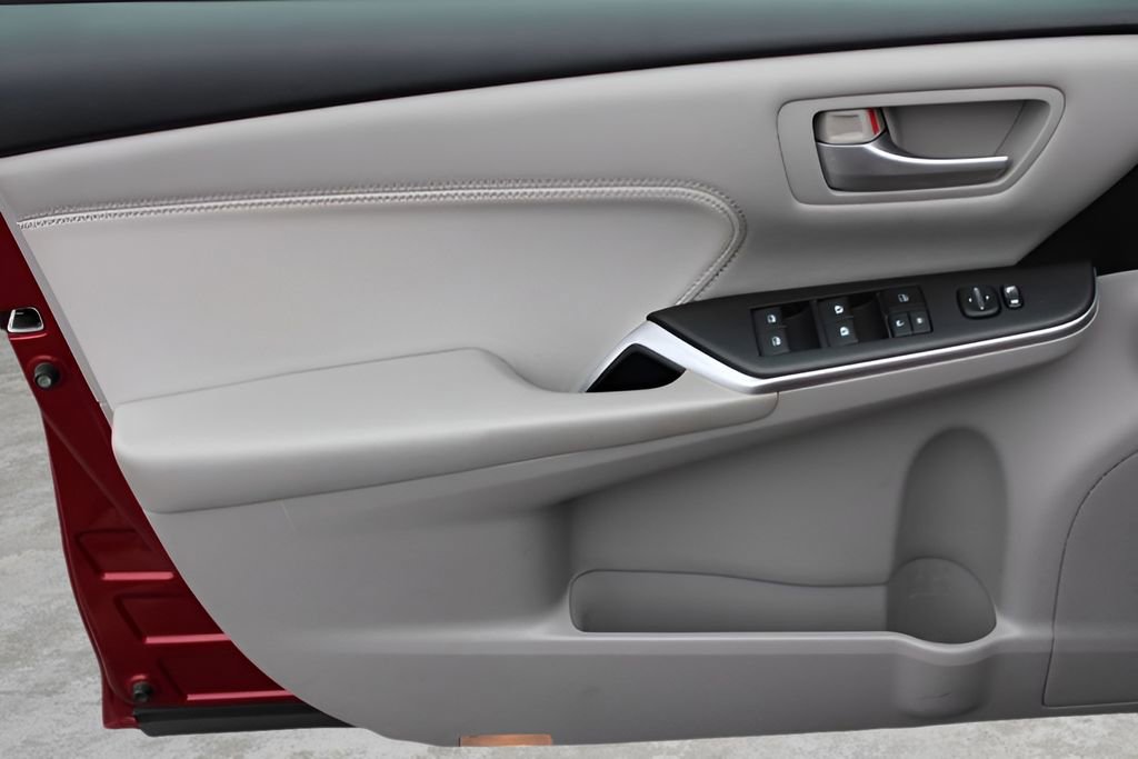 Used 2015 Toyota Camry XLE w/ Moonroof Package FWD image 18