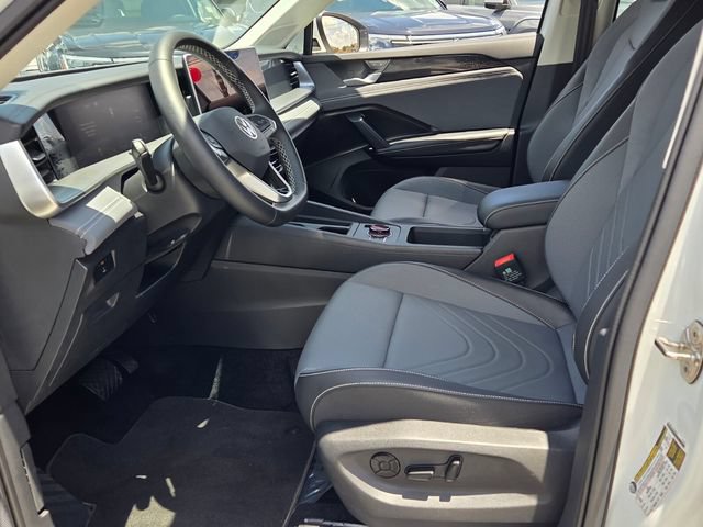 Certified 2025 Volkswagen Tiguan SE FWD image 5