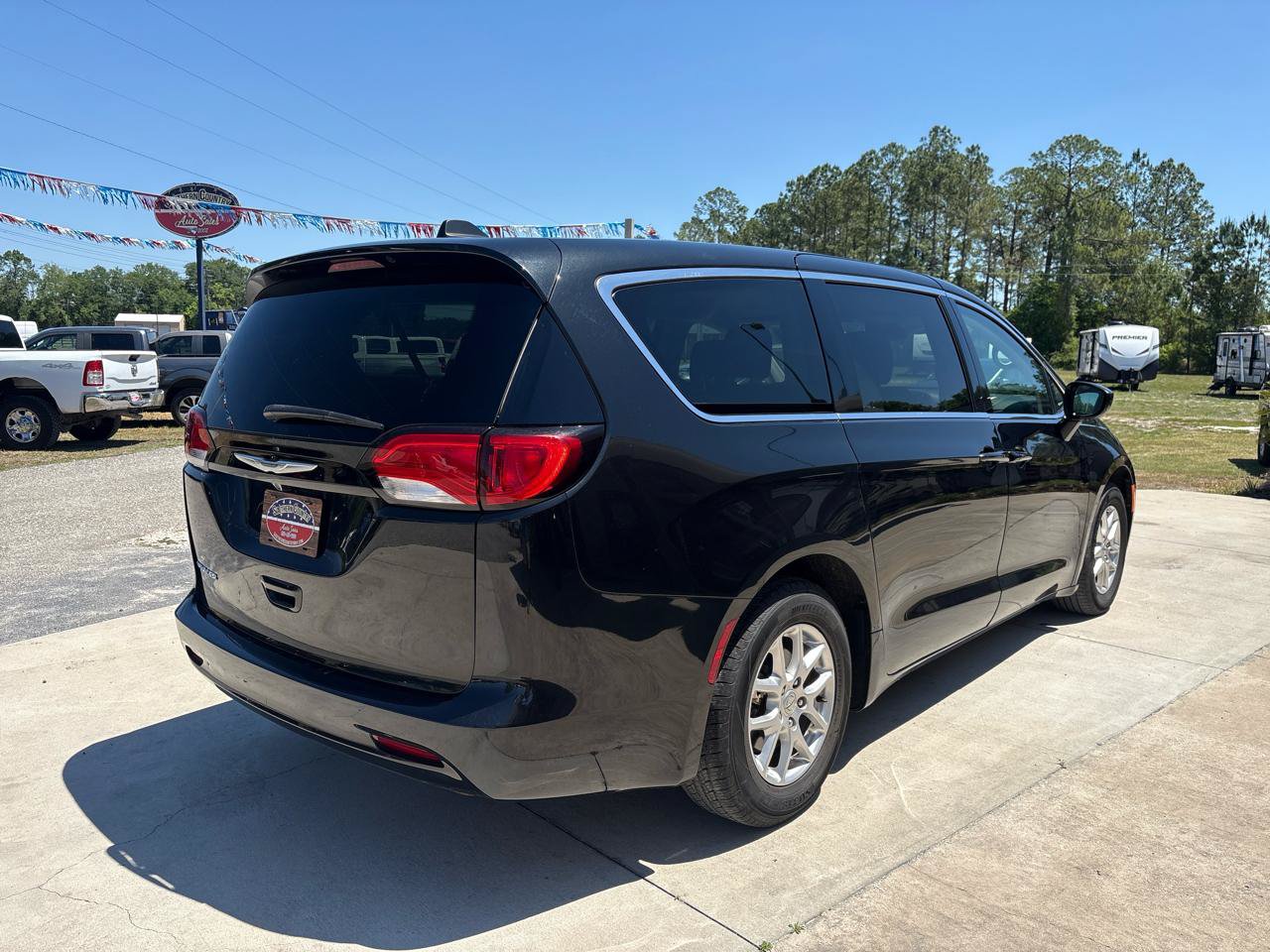 Used 2023 Chrysler Voyager LX FWD image 5