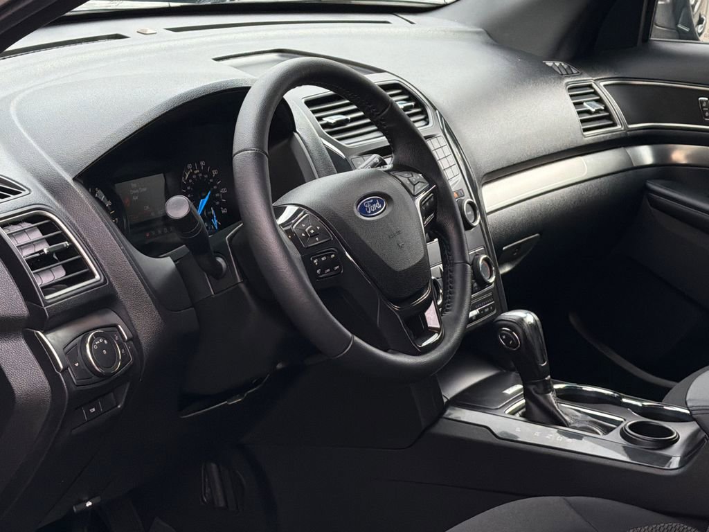 Used 2018 Ford Explorer XLT image 14