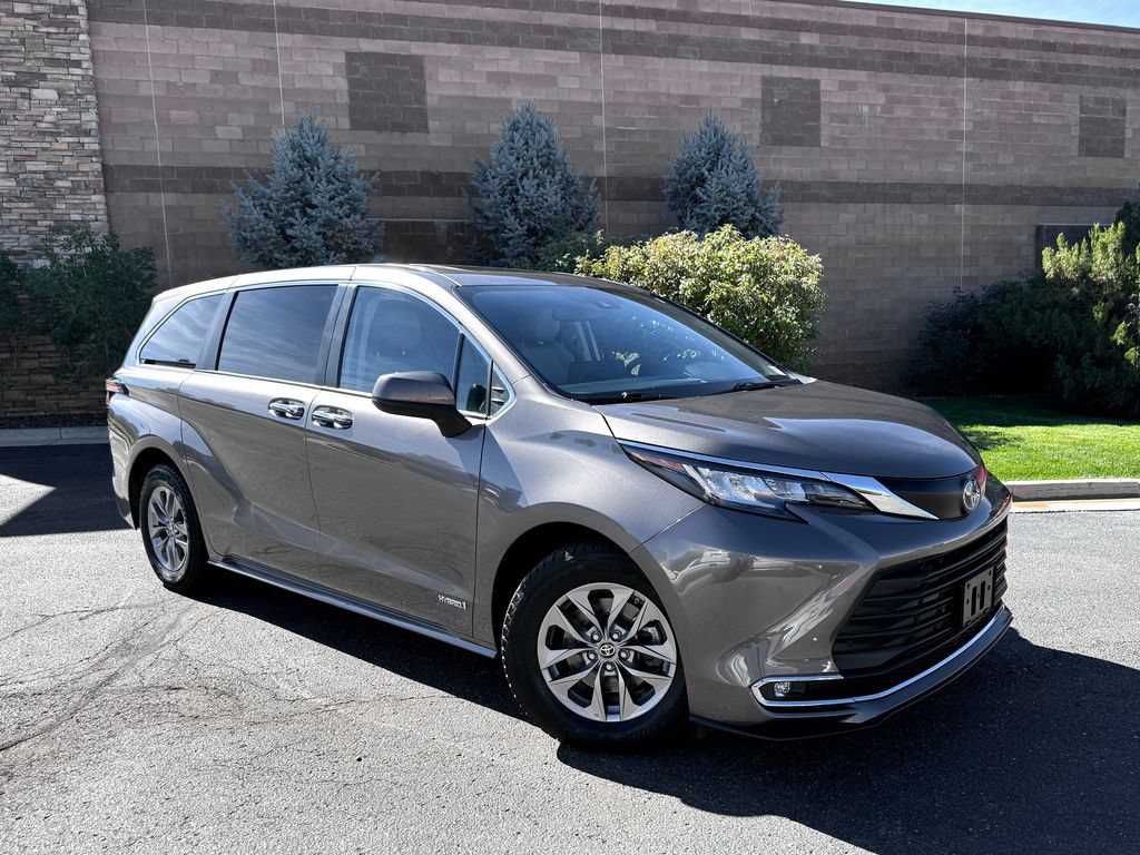 Used 2021 Toyota Sienna XLE AWD/4WD image 2