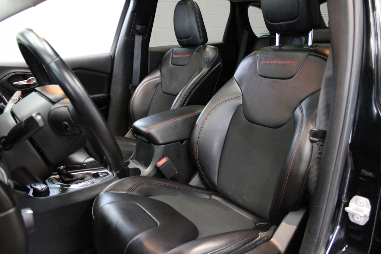 Used 2019 Jeep Cherokee Trailhawk w/ Comfort & Convenience Group image 11