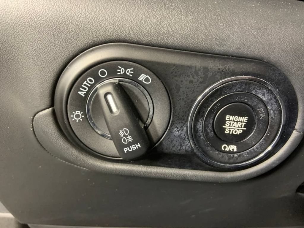 Used 2019 Maserati Levante GranLusso AWD/4WD image 25