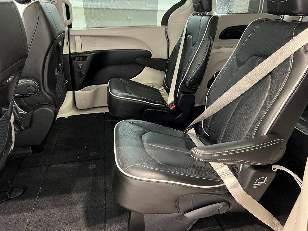 Used 2024 Chrysler Pacifica Limited image 18