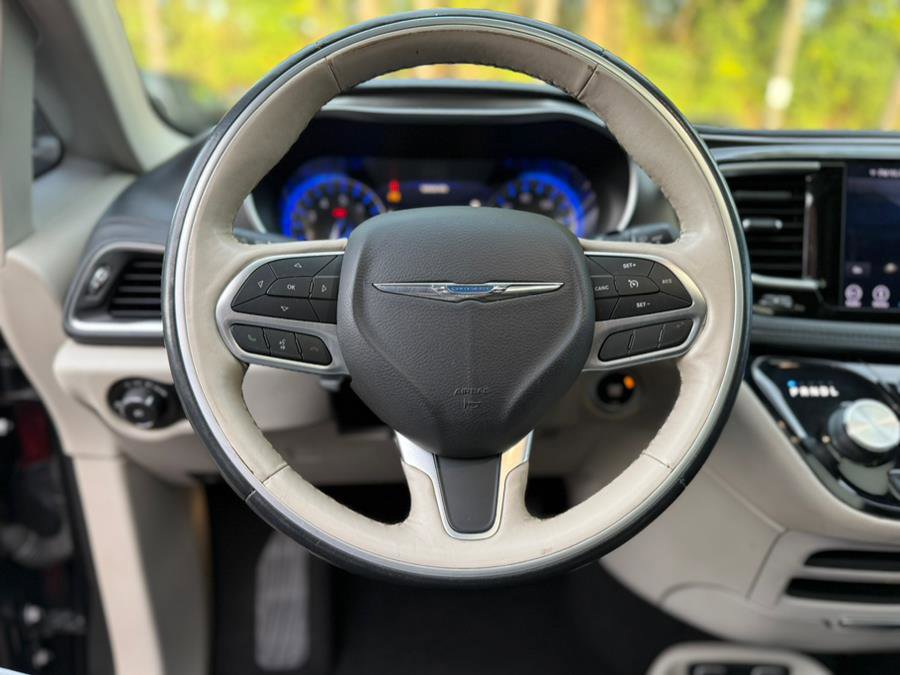 Used 2019 Chrysler Pacifica Limited FWD image 23