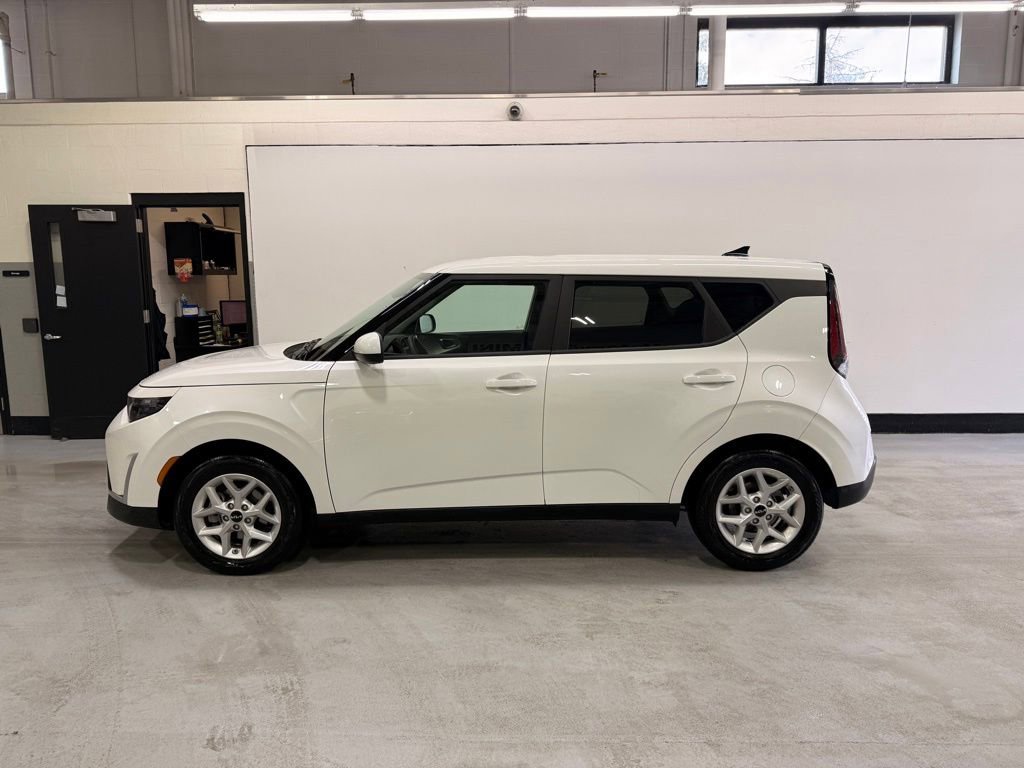 Used 2025 Kia Soul LX w/ LX Technology Package FWD image 2