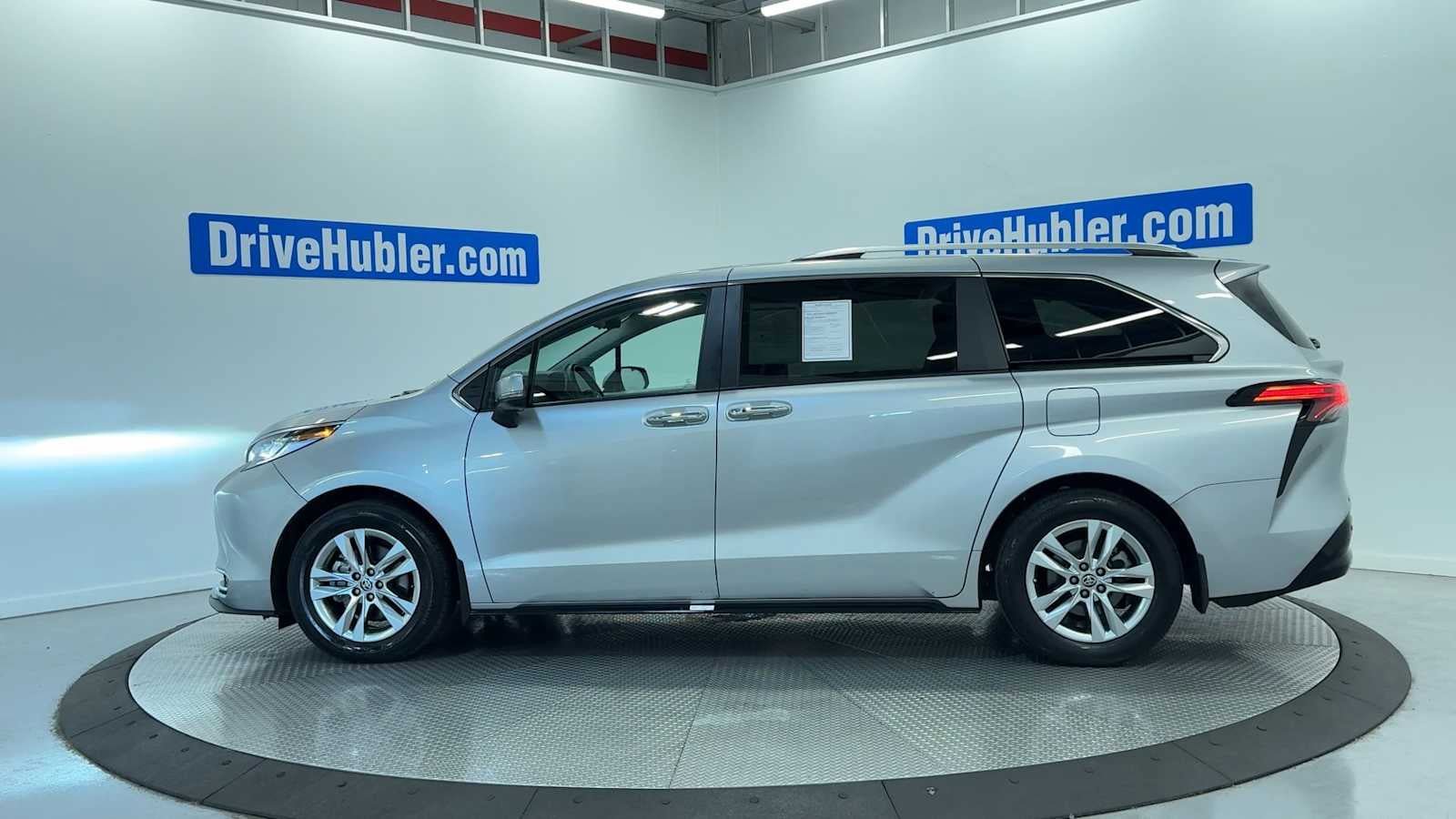 Used 2023 Toyota Sienna Limited AWD/4WD image 5