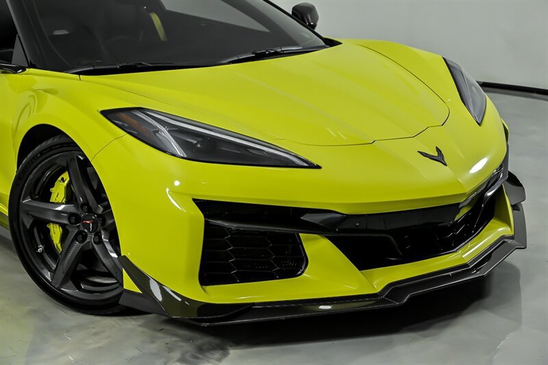 Used 2024 Chevrolet Corvette Z06 w/ Z07 Performance Package RWD image 3