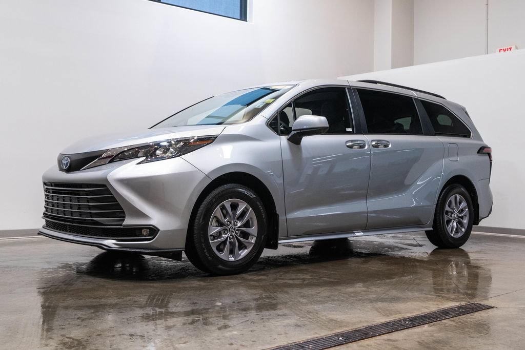 Certified 2025 Toyota Sienna XLE w/ XLE Plus Package FWD image 3