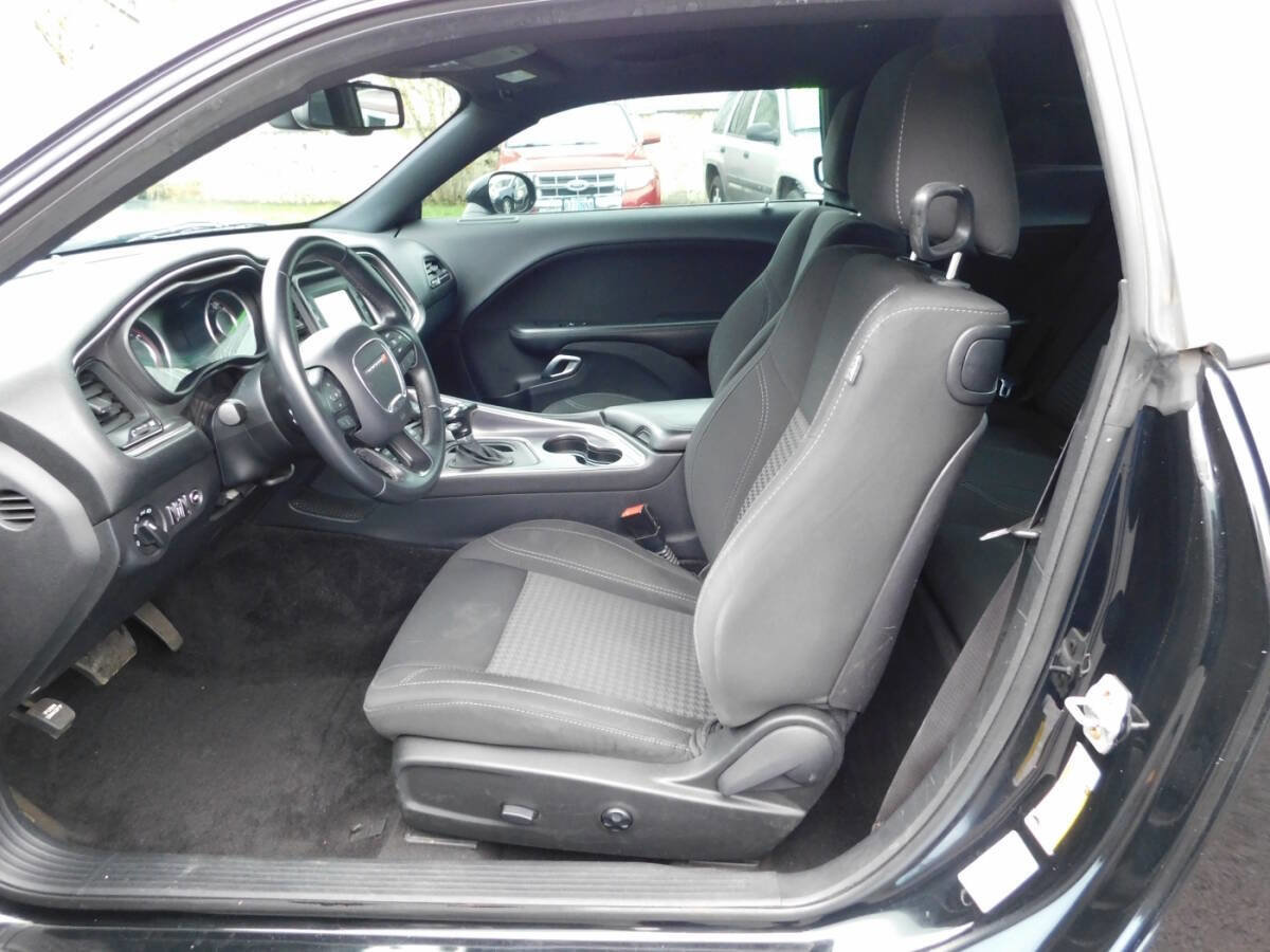 Used 2015 Dodge Challenger SXT image 6
