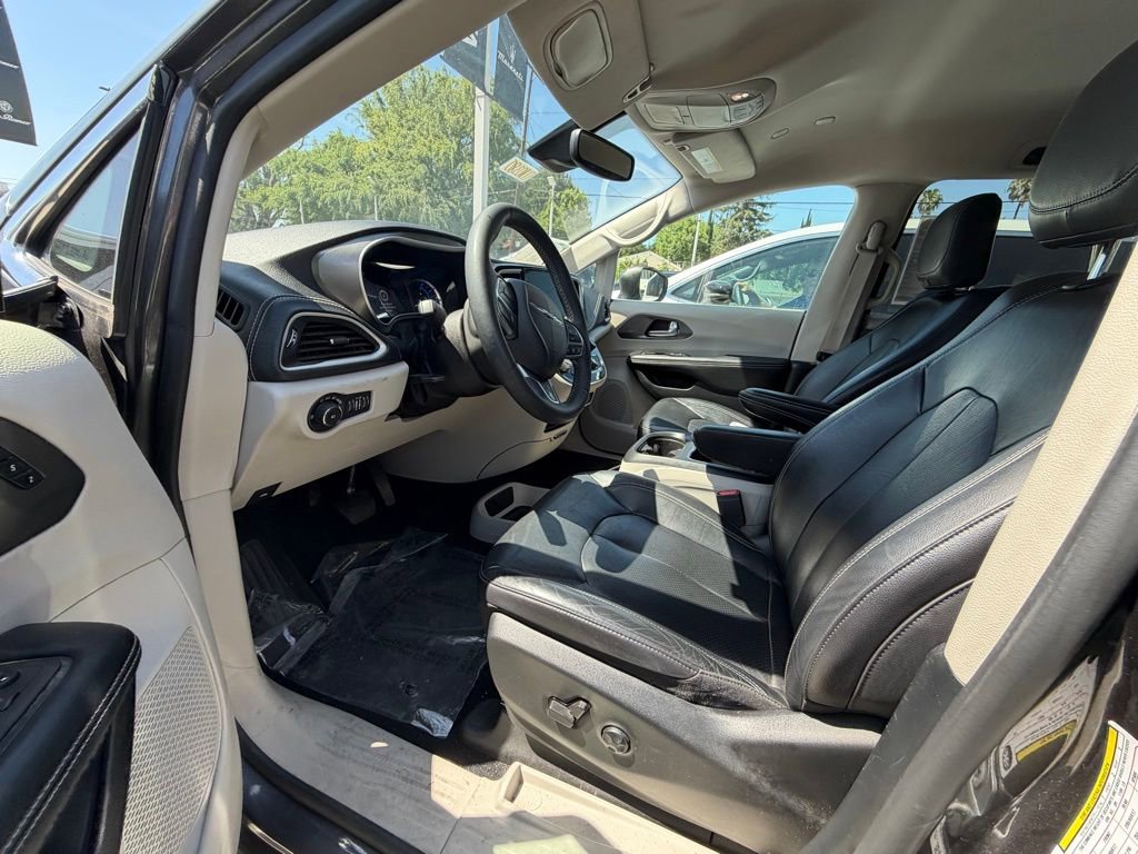 Used 2022 Chrysler Pacifica Touring-L image 7