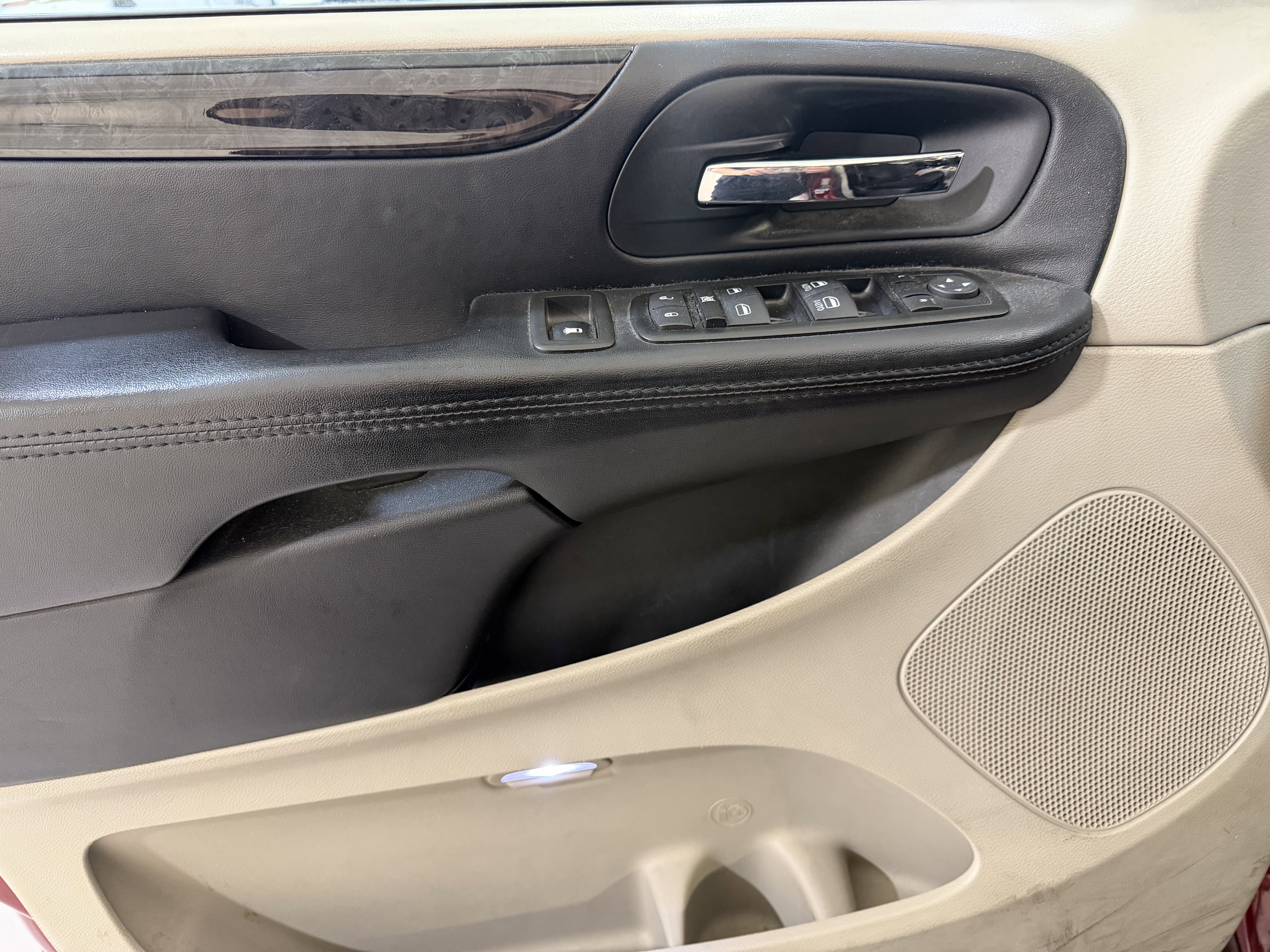 Used 2014 Dodge Grand Caravan SXT w/ Rear Park Assist Package FWD image 13