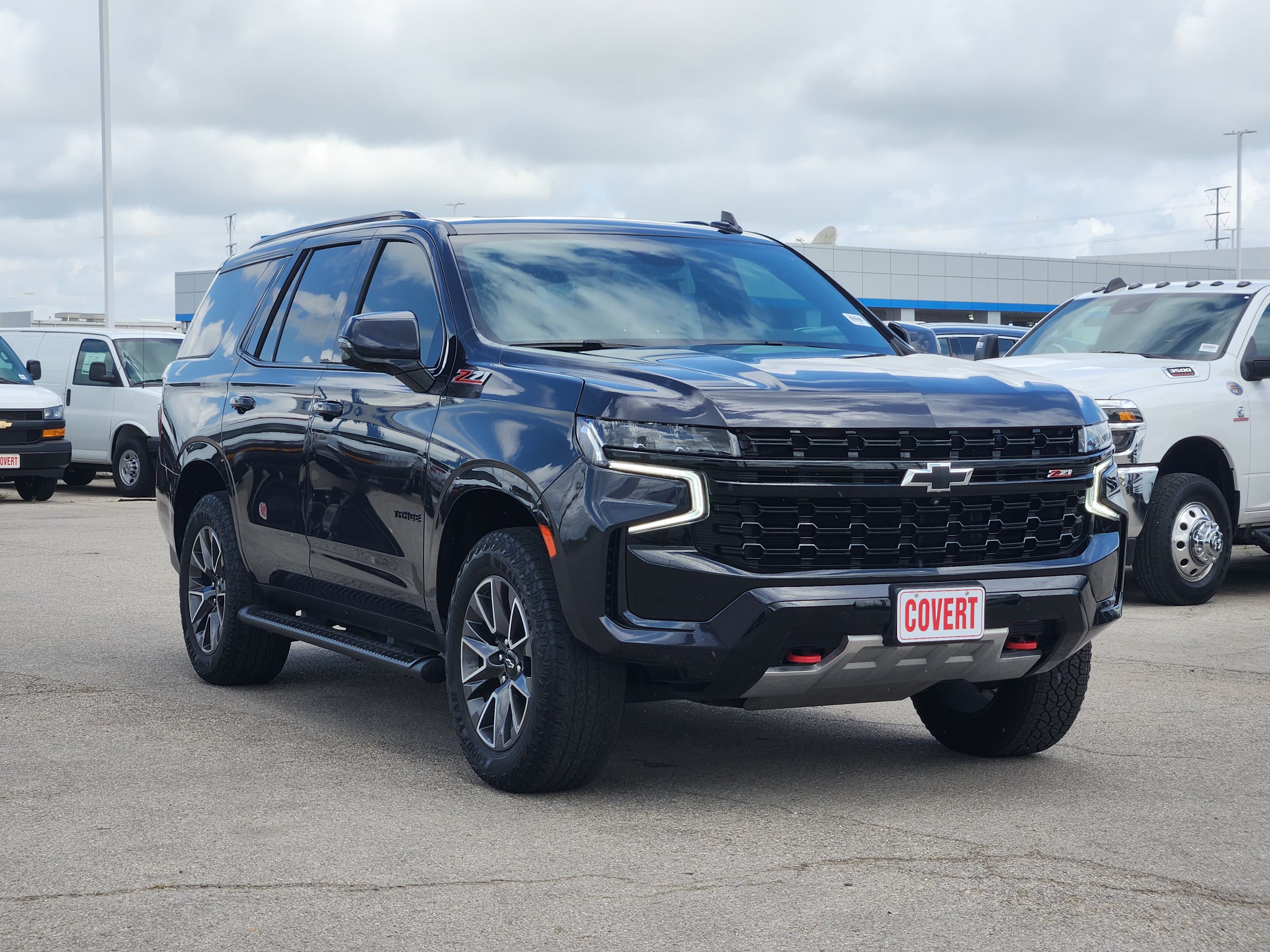 Used 2023 Chevrolet Tahoe Z71 w/ Luxury Package AWD/4WD image 3