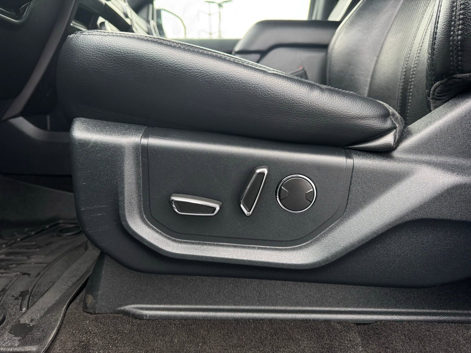 Used 2020 Ford Expedition Limited image 16