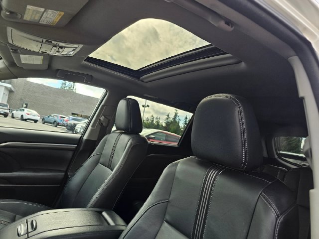Used 2017 Toyota Highlander SE AWD/4WD image 23