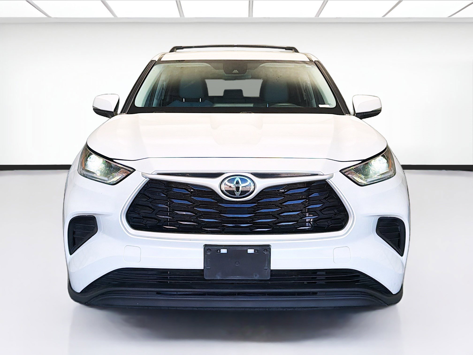 Used 2021 Toyota Highlander L image 2