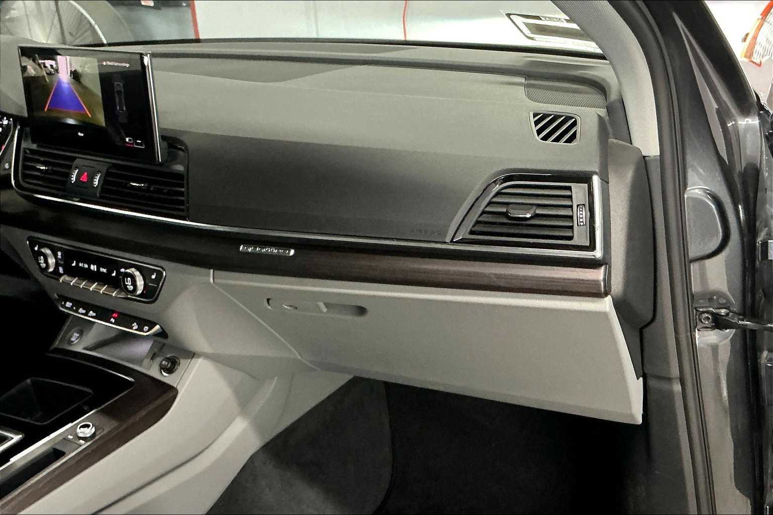 Used 2023 Audi Q5 2.0T Premium w/ Convenience Package image 18
