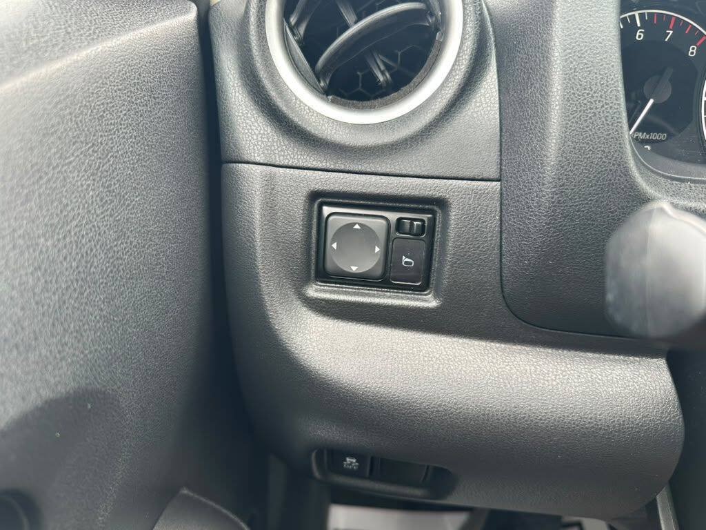 Used 2015 Nissan Versa Note SV FWD image 19