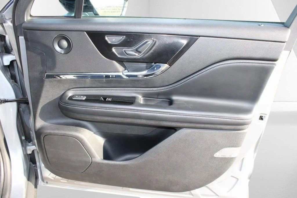 Used 2021 Lincoln Corsair Reserve w/ Equipment Group 201A image 17