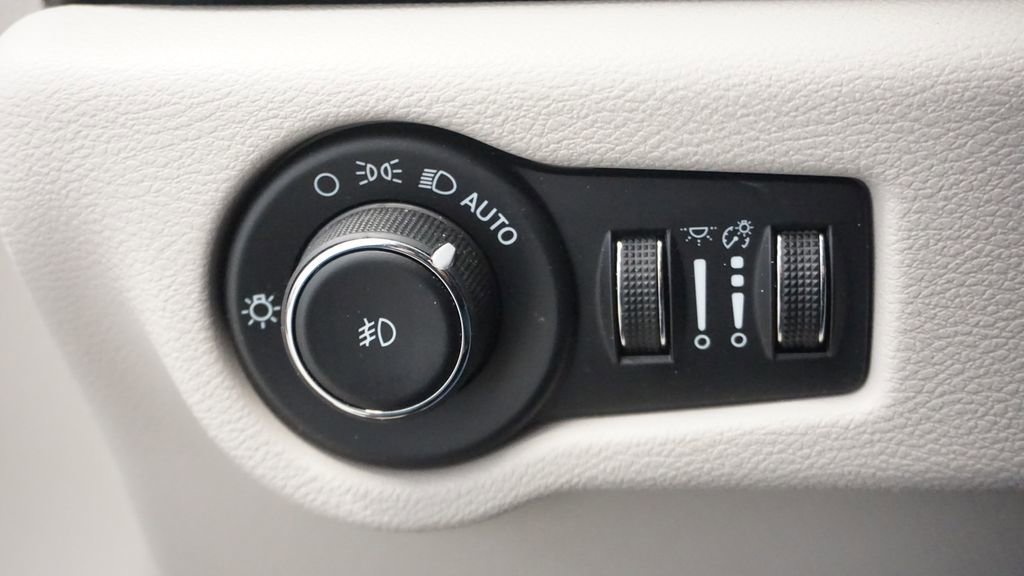 Used 2023 Chrysler Pacifica Limited image 30