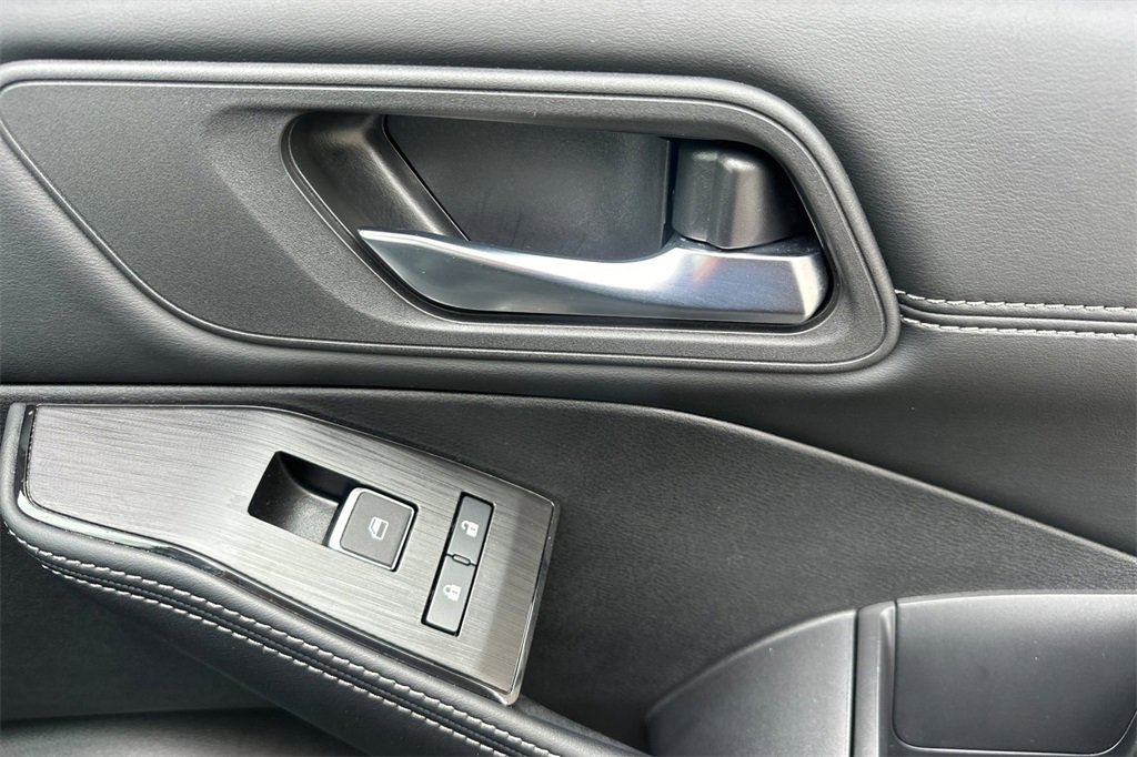 Used 2025 Nissan Rogue SL image 21