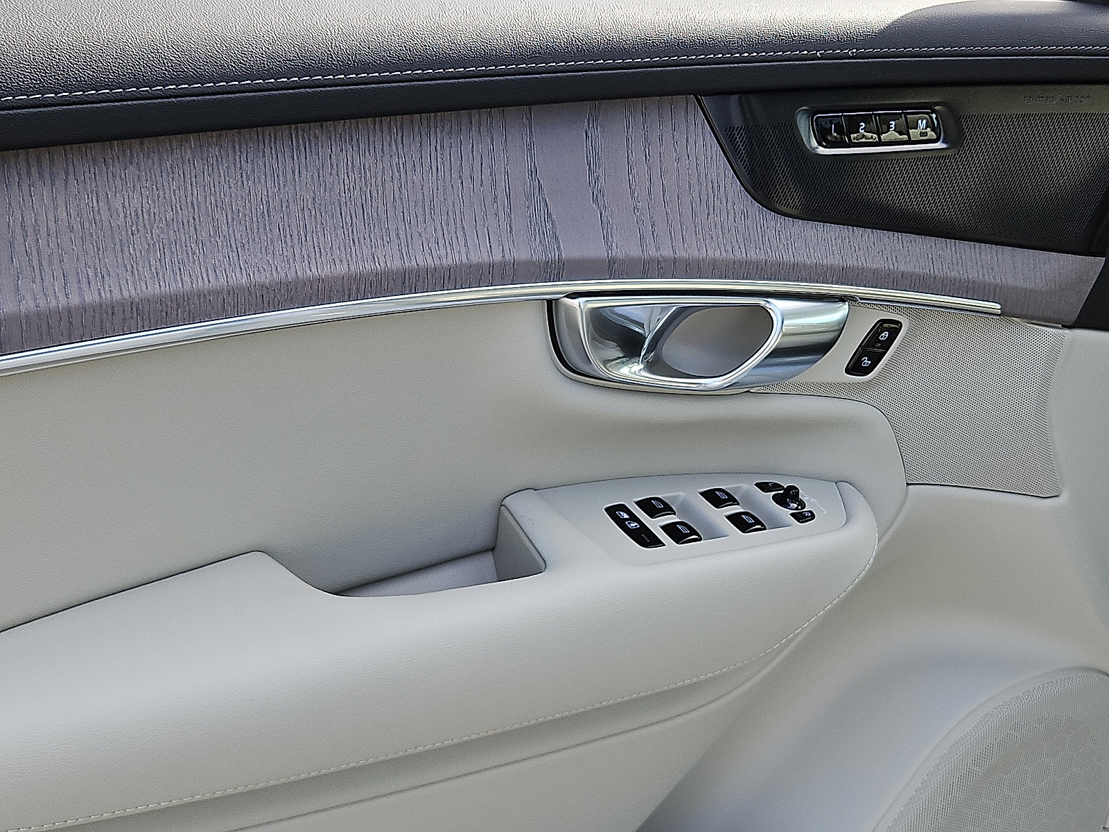 New 2026 Volvo XC90 B6 Ultra w/ Protection Package image 10