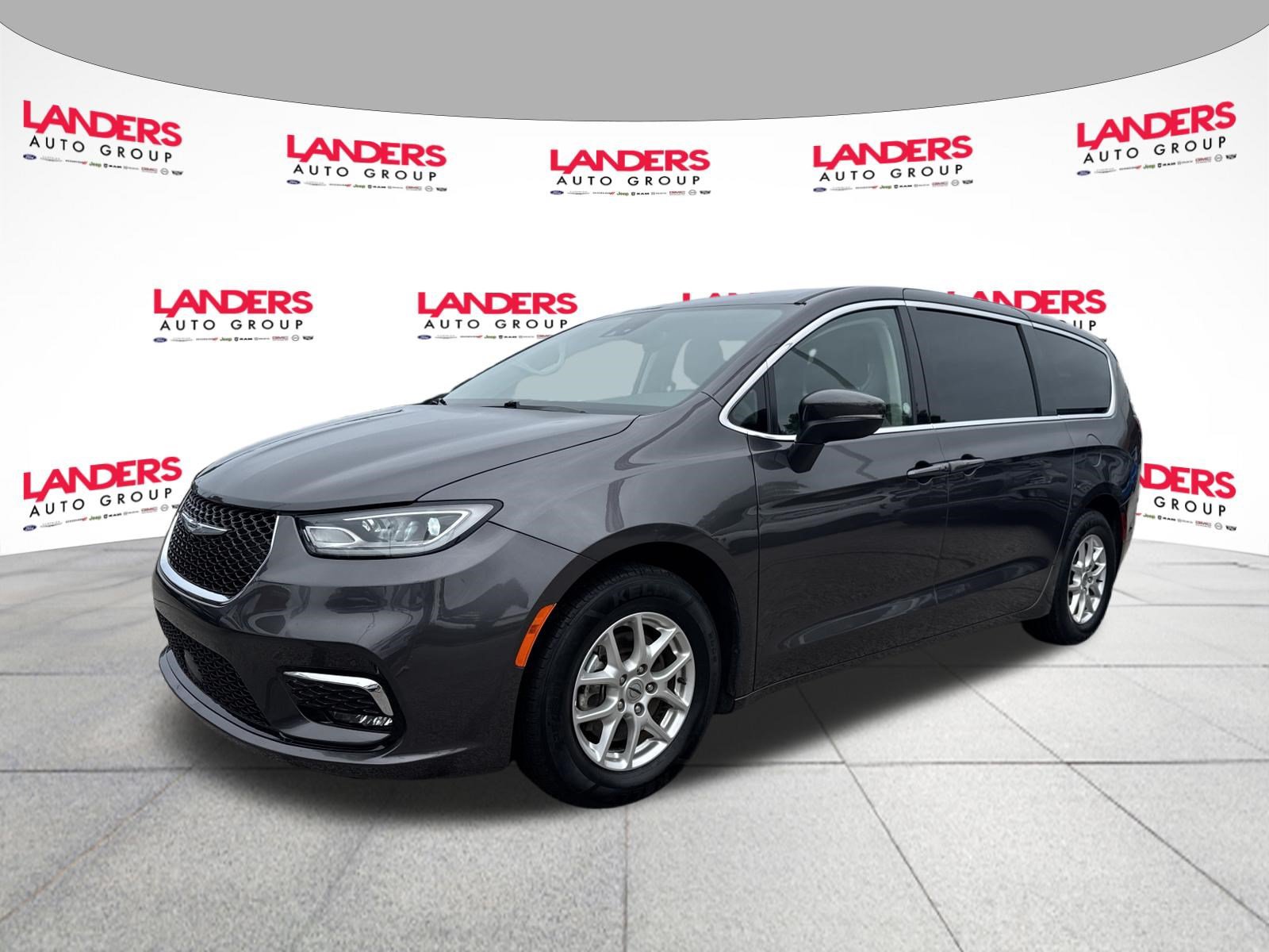 Used 2023 Chrysler Pacifica Touring-L FWD image 7