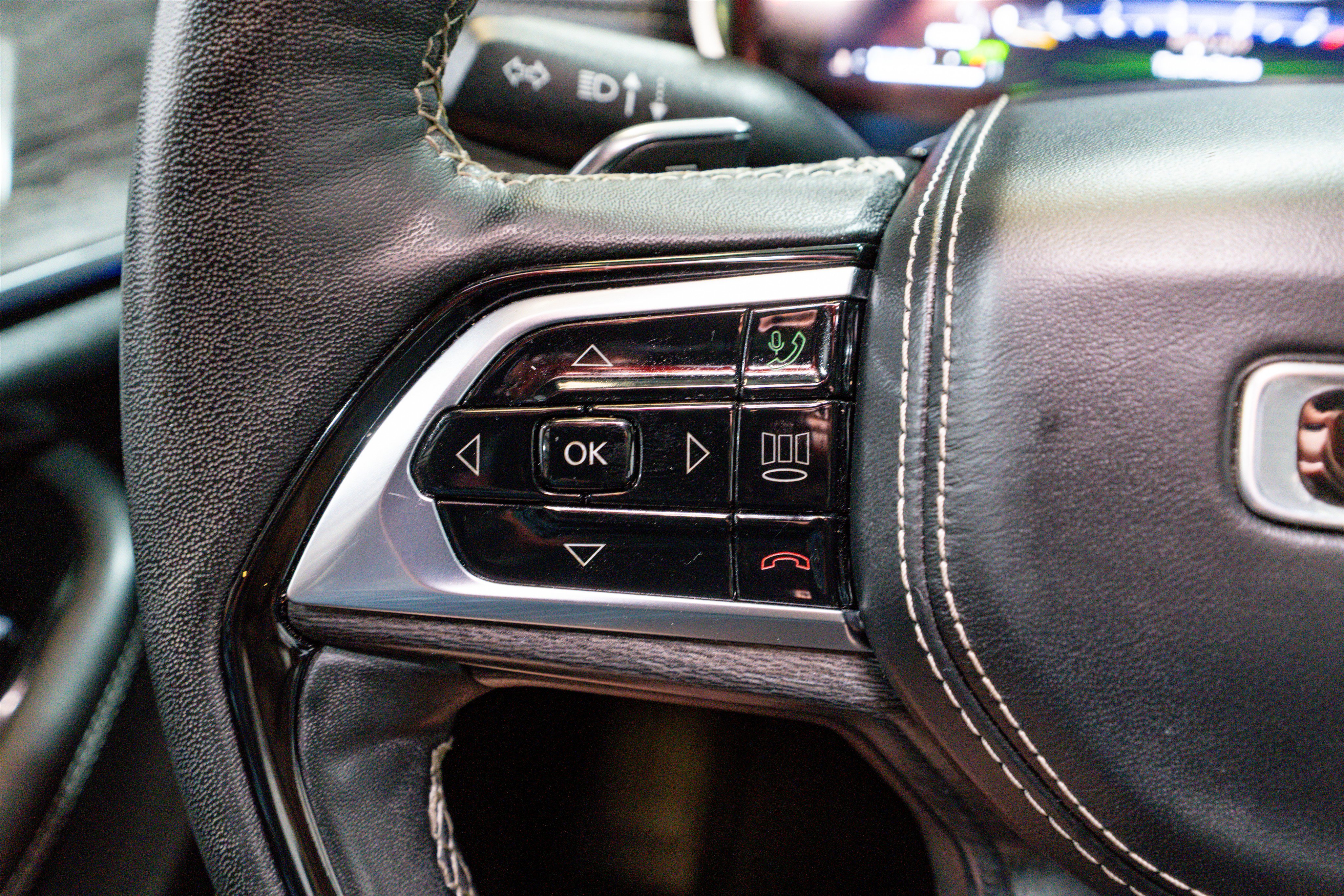 Used 2023 Jeep Grand Cherokee Overland w/ Advanced Protech Group III image 32