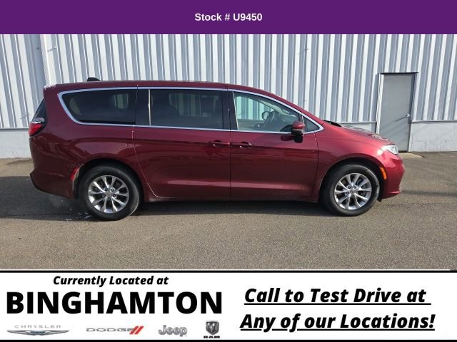 Used 2023 Chrysler Pacifica Touring-L image 4
