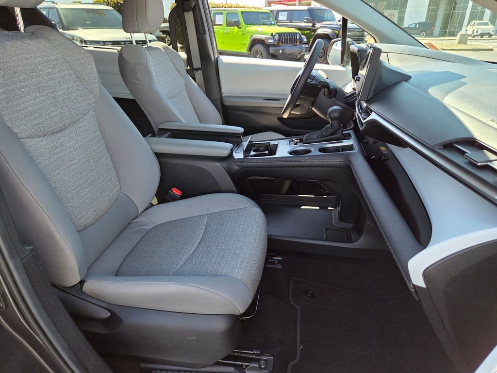Used 2025 Toyota Sienna LE image 16
