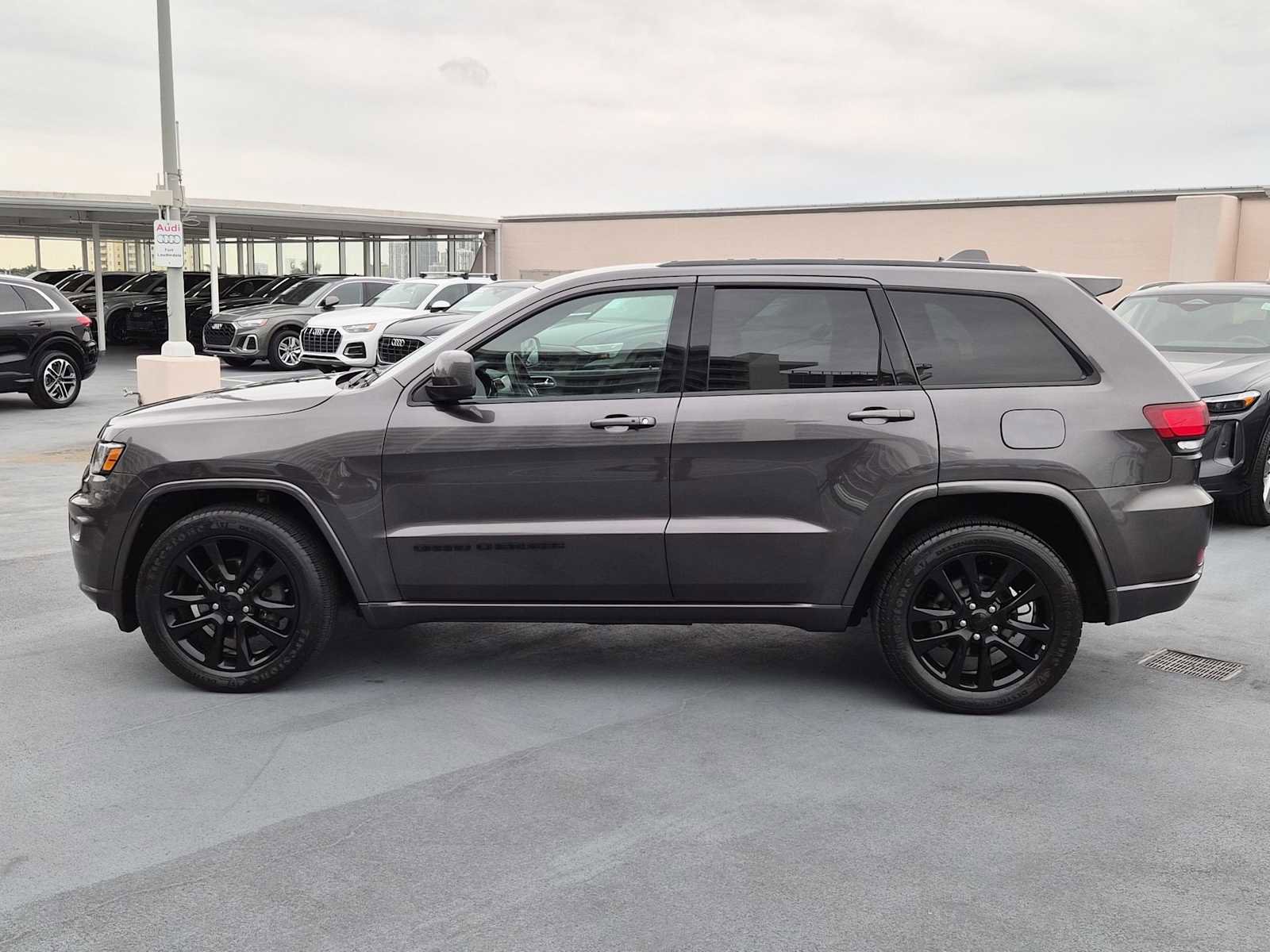 Used 2019 Jeep Grand Cherokee Altitude image 3