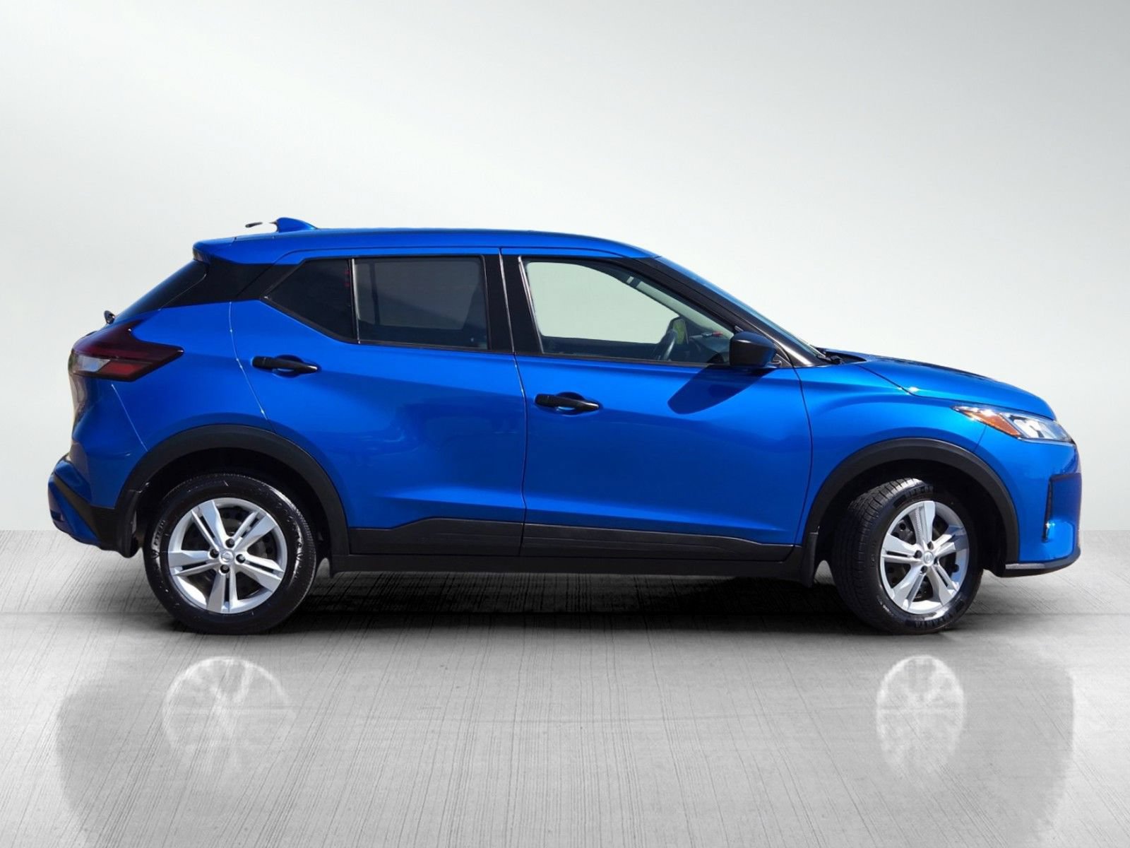 Used 2025 Nissan Kicks Play S FWD image 3