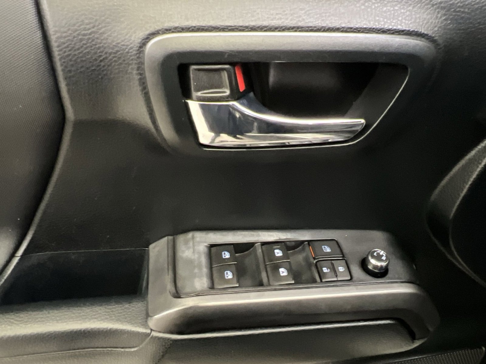 Used 2016 Toyota Tacoma TRD Sport image 13