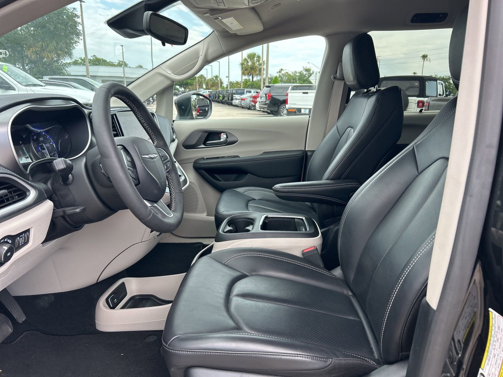 Certified 2023 Chrysler Pacifica Touring-L AWD/4WD image 9