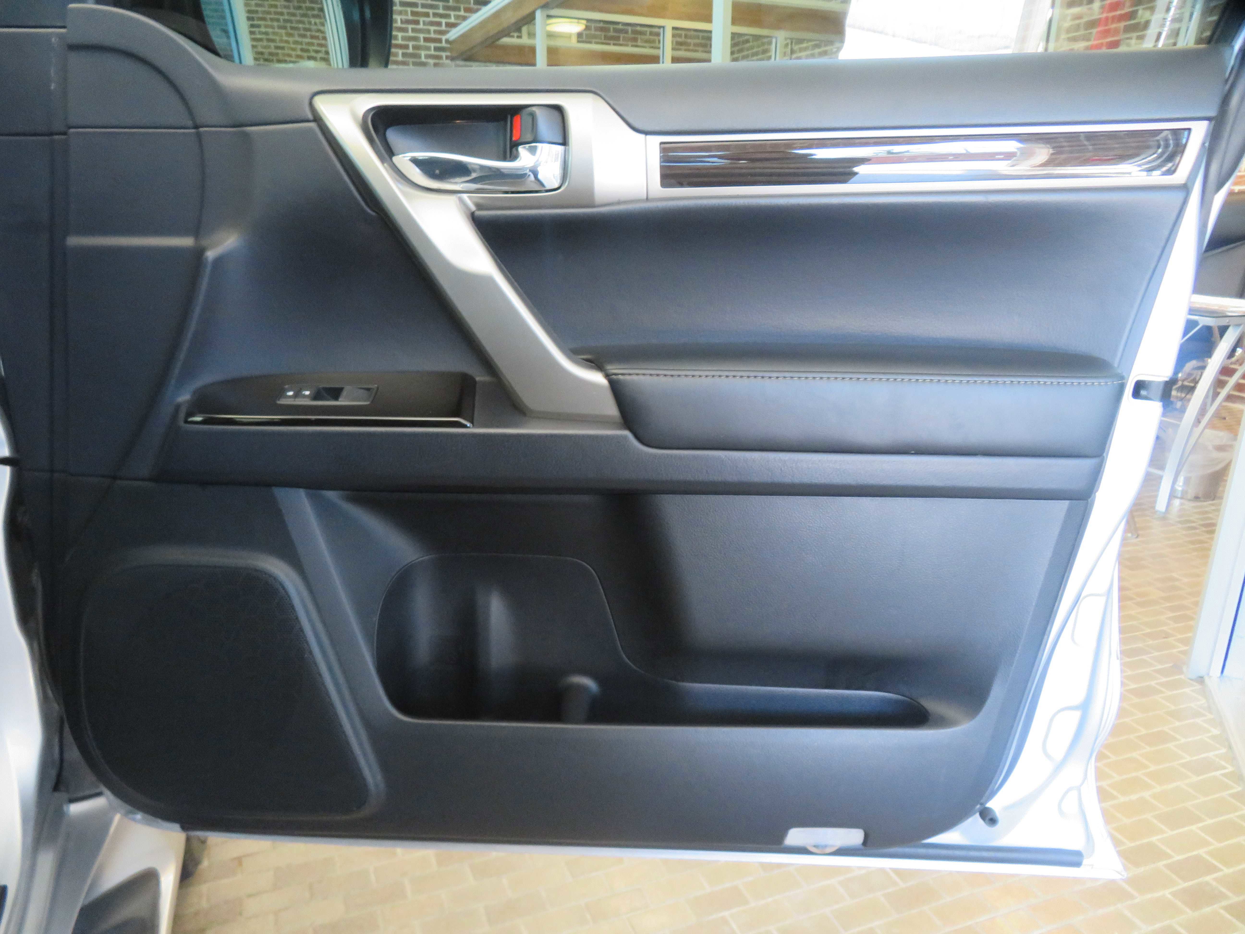 Used 2017 Lexus GX 460 w/ Navigation Package image 25