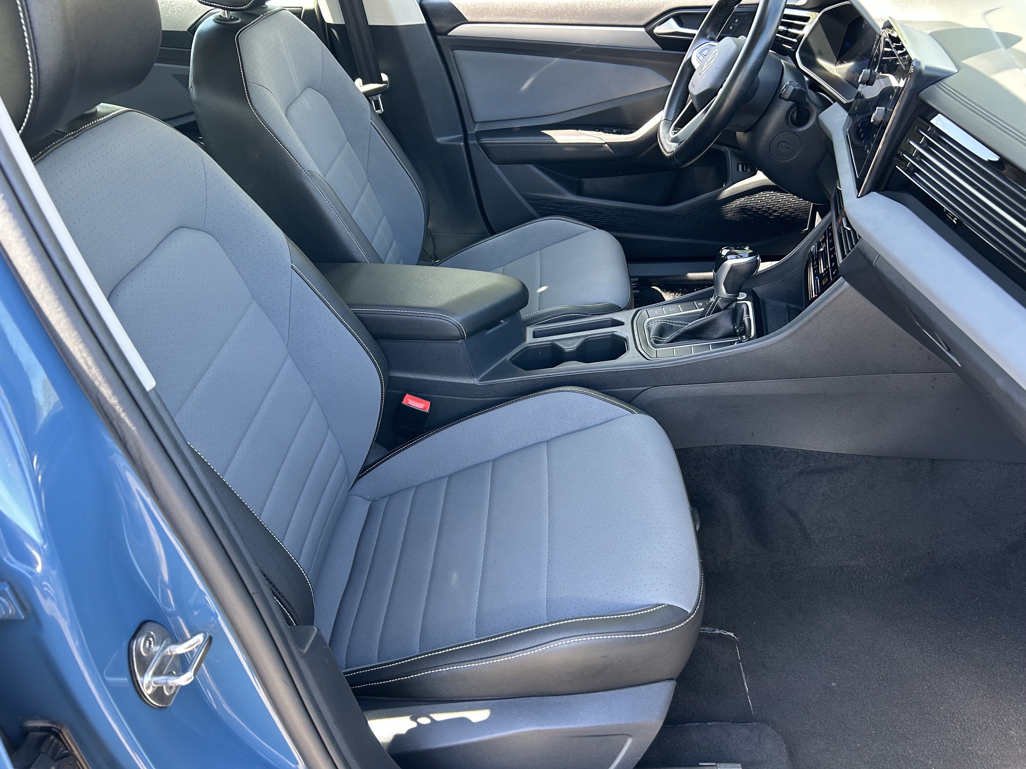 Used 2025 Volkswagen Jetta SE FWD image 9