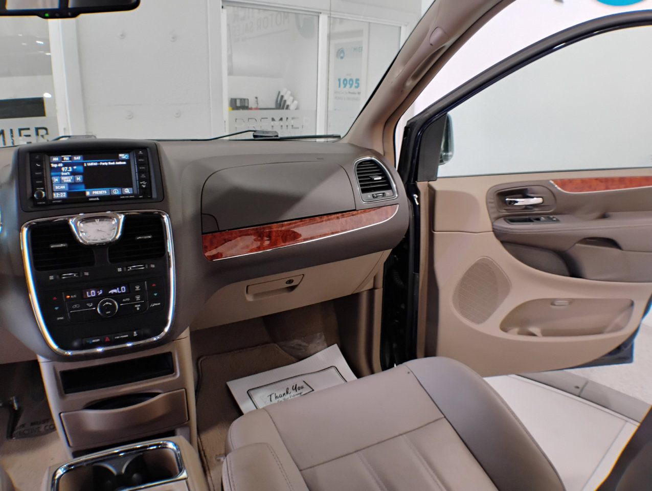 Used 2016 Chrysler Town & Country Touring image 32