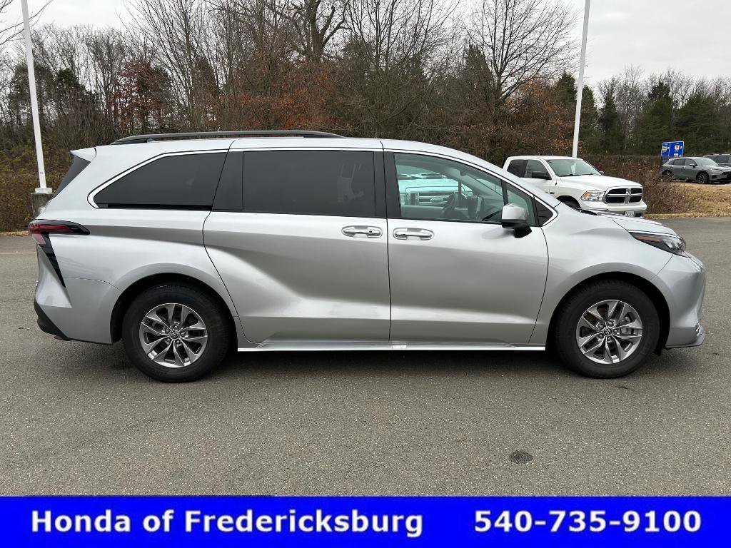 Used 2024 Toyota Sienna XLE image 7