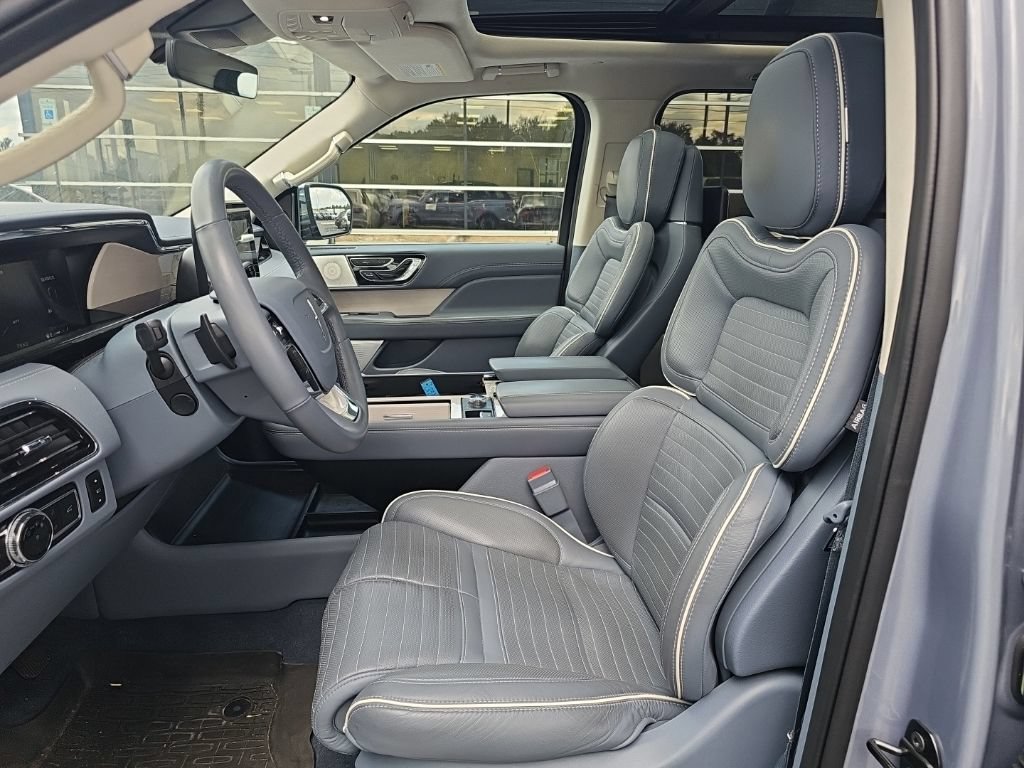 Used 2021 Lincoln Navigator L Black Label w/ Cargo Convenience Package AWD/4WD image 3