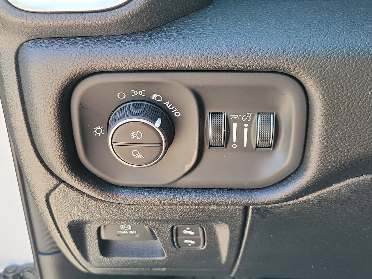 Used 2025 RAM 1500 Laramie w/ Sport Appearance Package AWD/4WD image 29